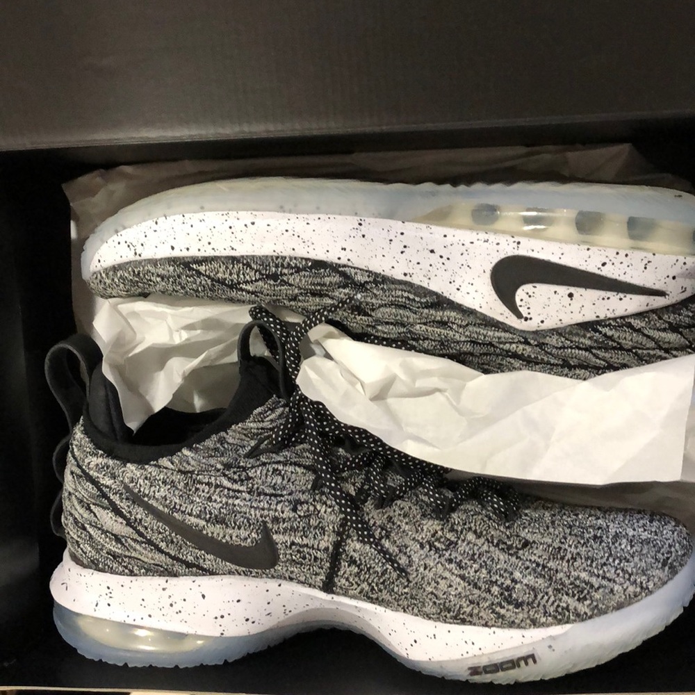 Lebron XV Low Basketball shoes
